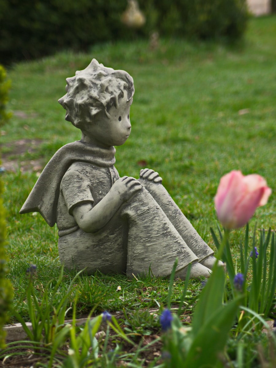 Gartenskulptur Der kleine Prinz mit Schal - ©Antoine de Saint-Exupéry