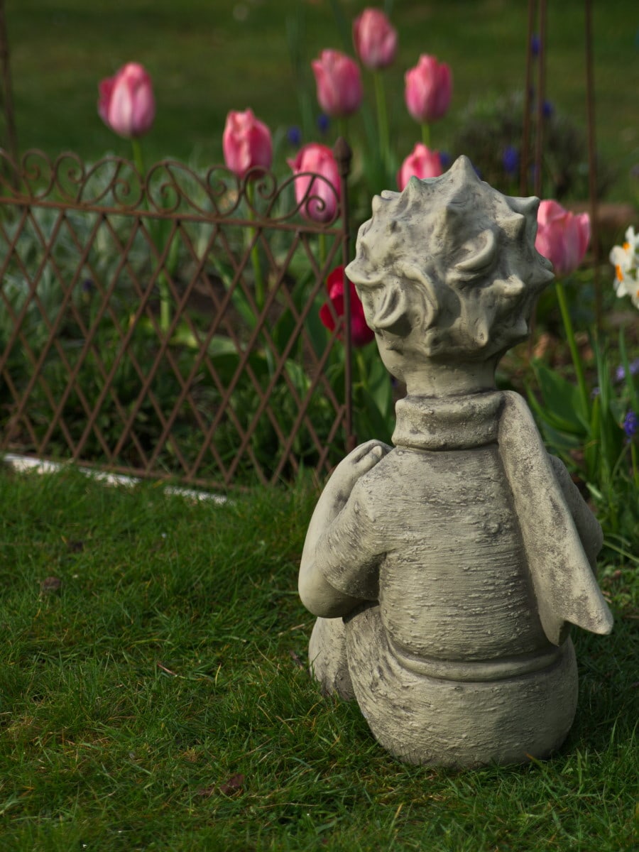 Gartenskulptur Der kleine Prinz mit Schal - ©Antoine de Saint-Exupéry