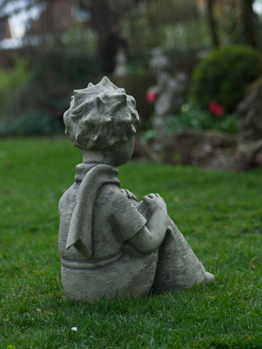 Gartenskulptur Der kleine Prinz mit Schal - ©Antoine de Saint-Exupéry