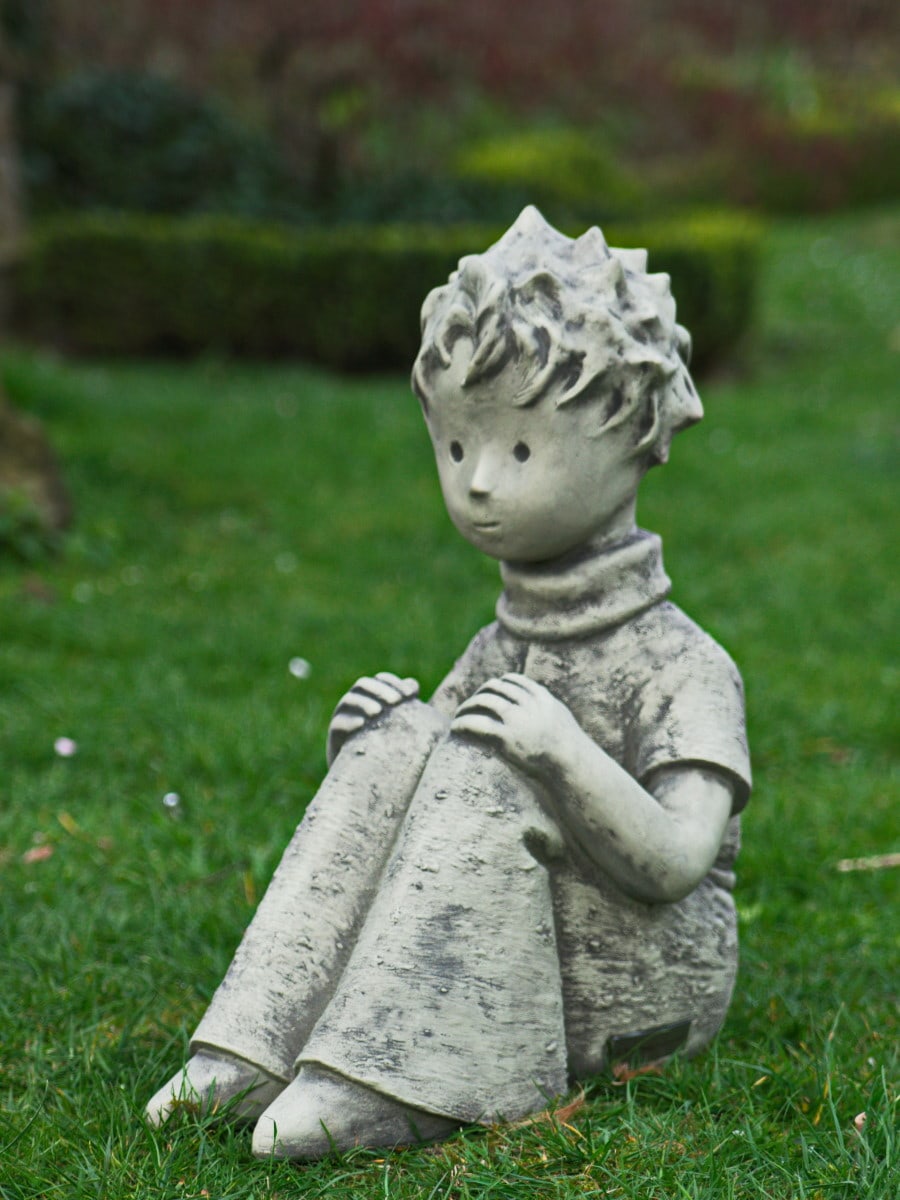 Gartenskulptur Der kleine Prinz mit Schal - ©Antoine de Saint-Exupéry