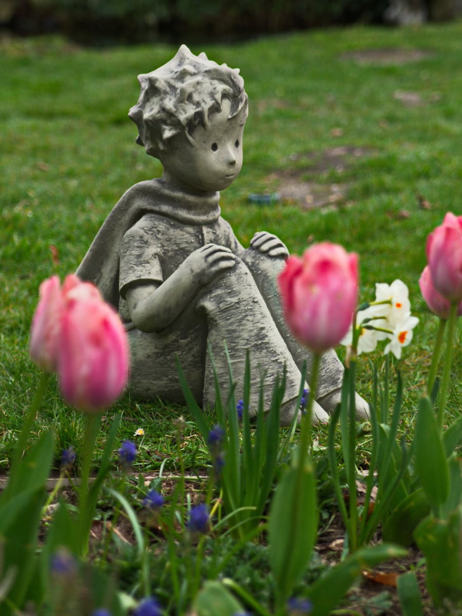 Gartenskulptur Der kleine Prinz mit Schal - ©Antoine de Saint-Exupéry