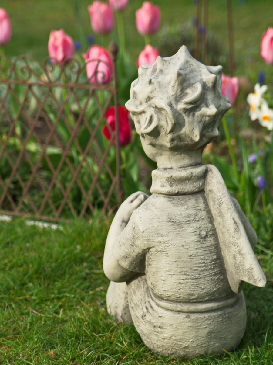 Gartenskulptur Der kleine Prinz mit Schal - ©Antoine de Saint-Exupéry